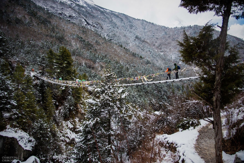 It is forbidden to kiss for a long time: lovers got married by climbing Mount Everest