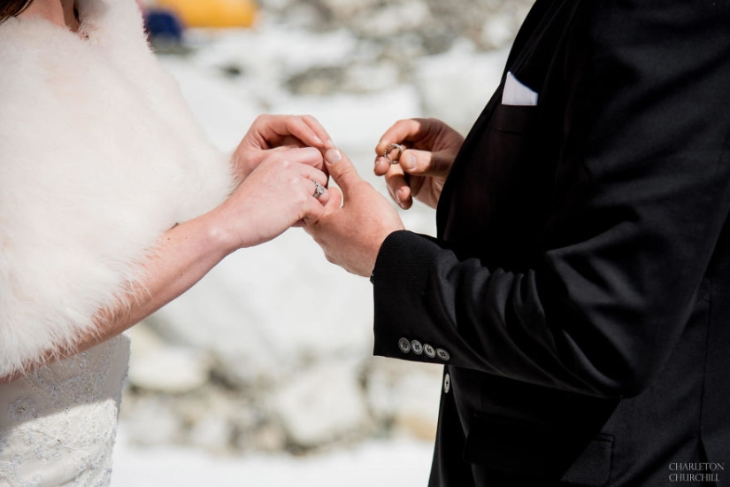 It is forbidden to kiss for a long time: lovers got married by climbing Mount Everest
