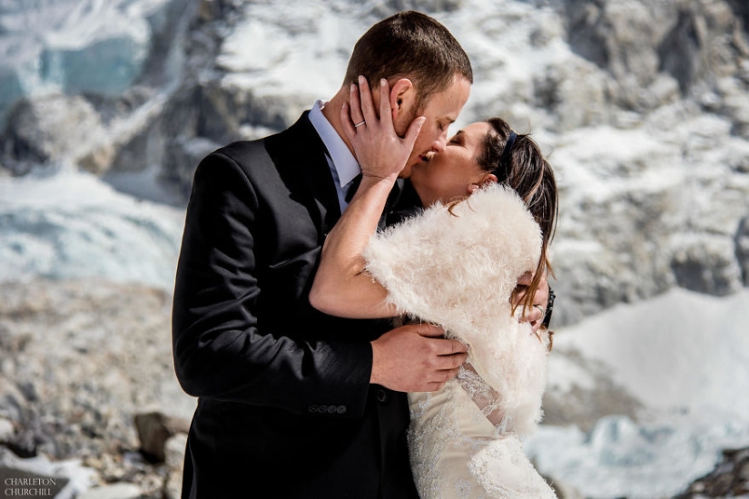 It is forbidden to kiss for a long time: lovers got married by climbing Mount Everest