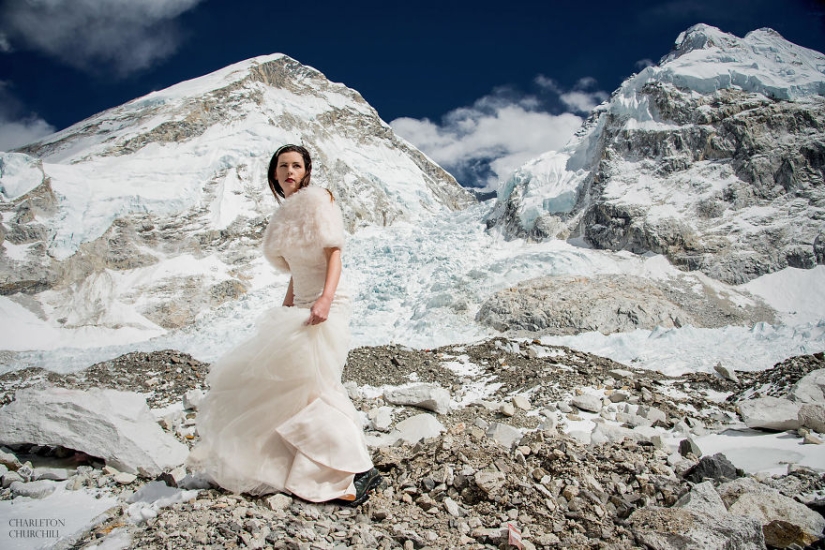 It is forbidden to kiss for a long time: lovers got married by climbing Mount Everest