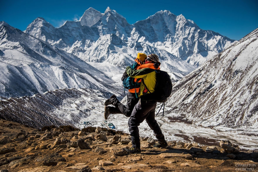 It is forbidden to kiss for a long time: lovers got married by climbing Mount Everest