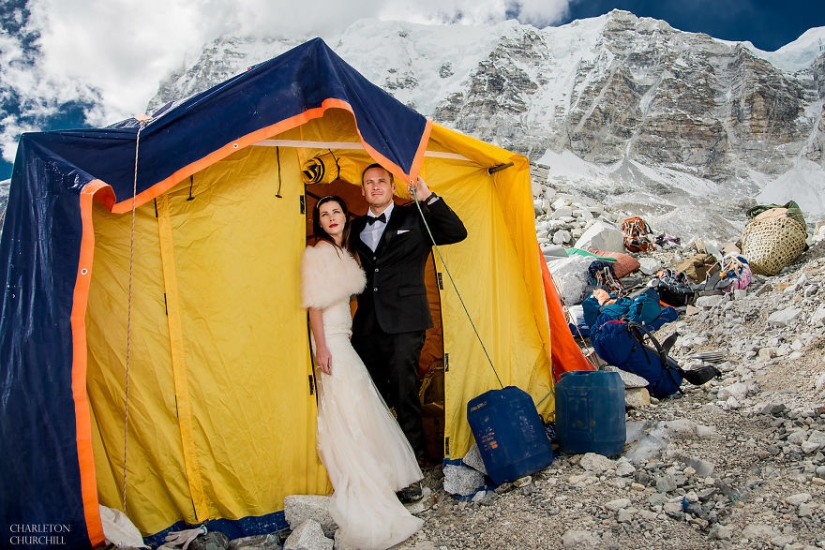 It is forbidden to kiss for a long time: lovers got married by climbing Mount Everest