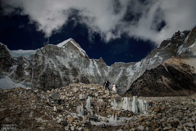 It is forbidden to kiss for a long time: lovers got married by climbing Mount Everest