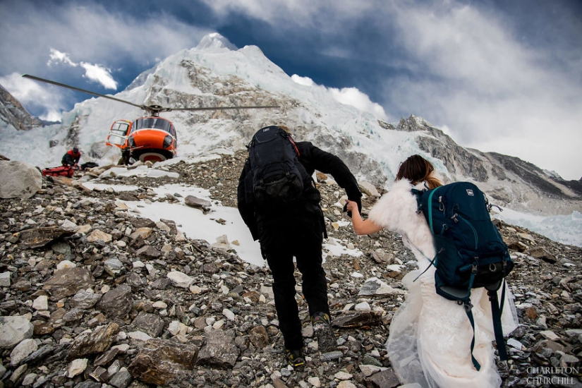It is forbidden to kiss for a long time: lovers got married by climbing Mount Everest