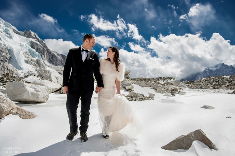 It is forbidden to kiss for a long time: lovers got married by climbing Mount Everest