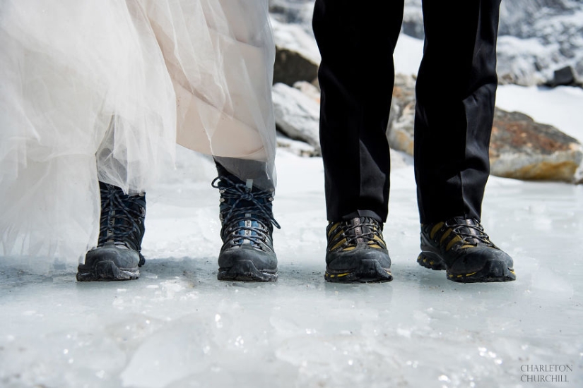 It is forbidden to kiss for a long time: lovers got married by climbing Mount Everest