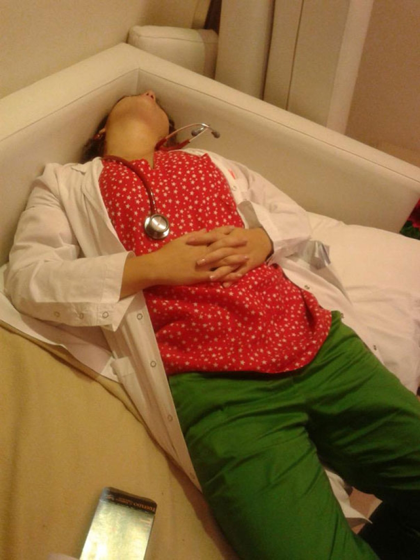 #ITogeLay down: a flash mob of doctors in support of a sleepy resident