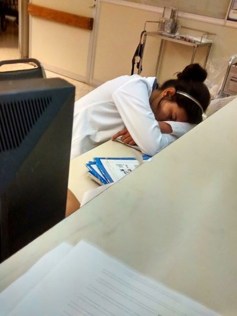 #ITogeLay down: a flash mob of doctors in support of a sleepy resident