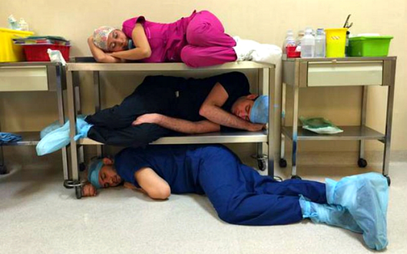 #ITogeLay down: un flash mob de médicos en apoyo de un residente dormido
