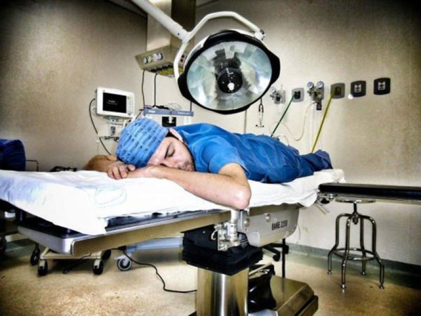 #ITogeLay down: un flash mob de médicos en apoyo de un residente dormido