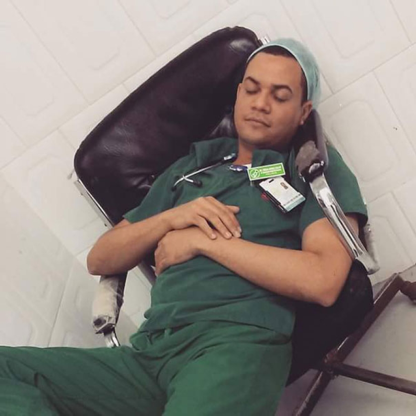#ITogeLay down: un flash mob de médicos en apoyo de un residente dormido