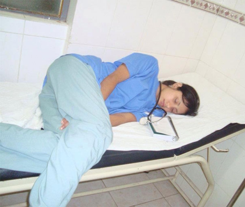 #ITogeLay down: un flash mob de médicos en apoyo de un residente dormido