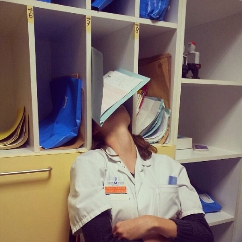 #ITogeLay down: un flash mob de médicos en apoyo de un residente dormido
