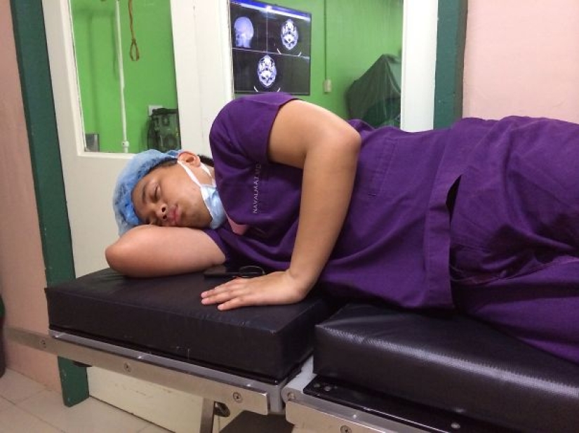 #ITogeLay down: un flash mob de médicos en apoyo de un residente dormido