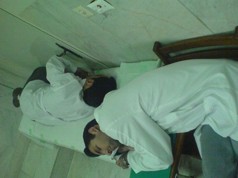 #ITogeLay down: un flash mob de médicos en apoyo de un residente dormido
