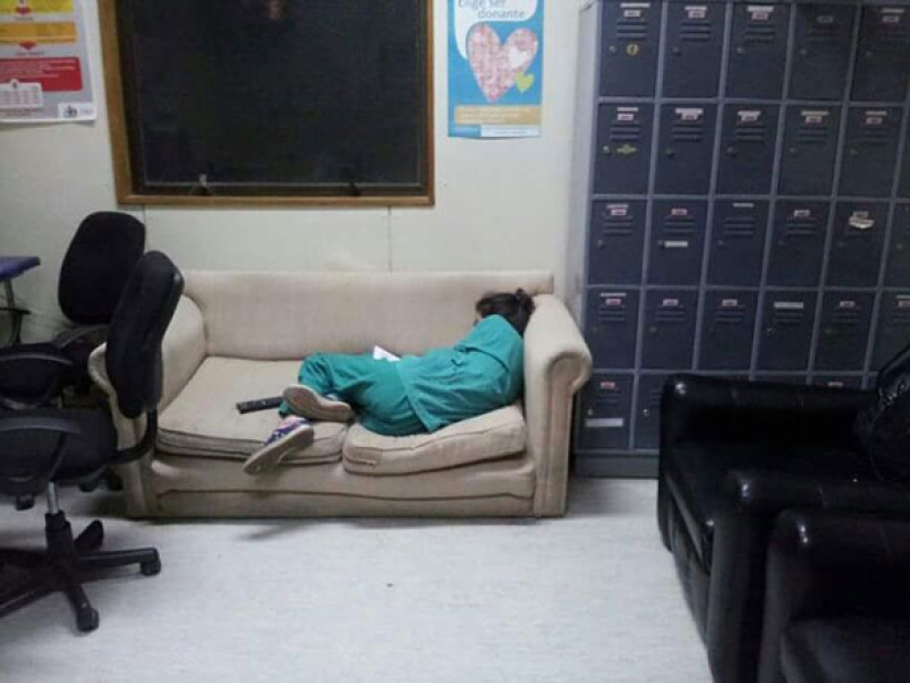 #ITogeLay down: un flash mob de médicos en apoyo de un residente dormido