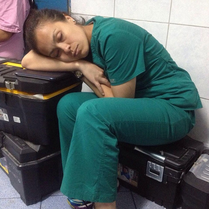 #ITogeLay down: un flash mob de médicos en apoyo de un residente dormido