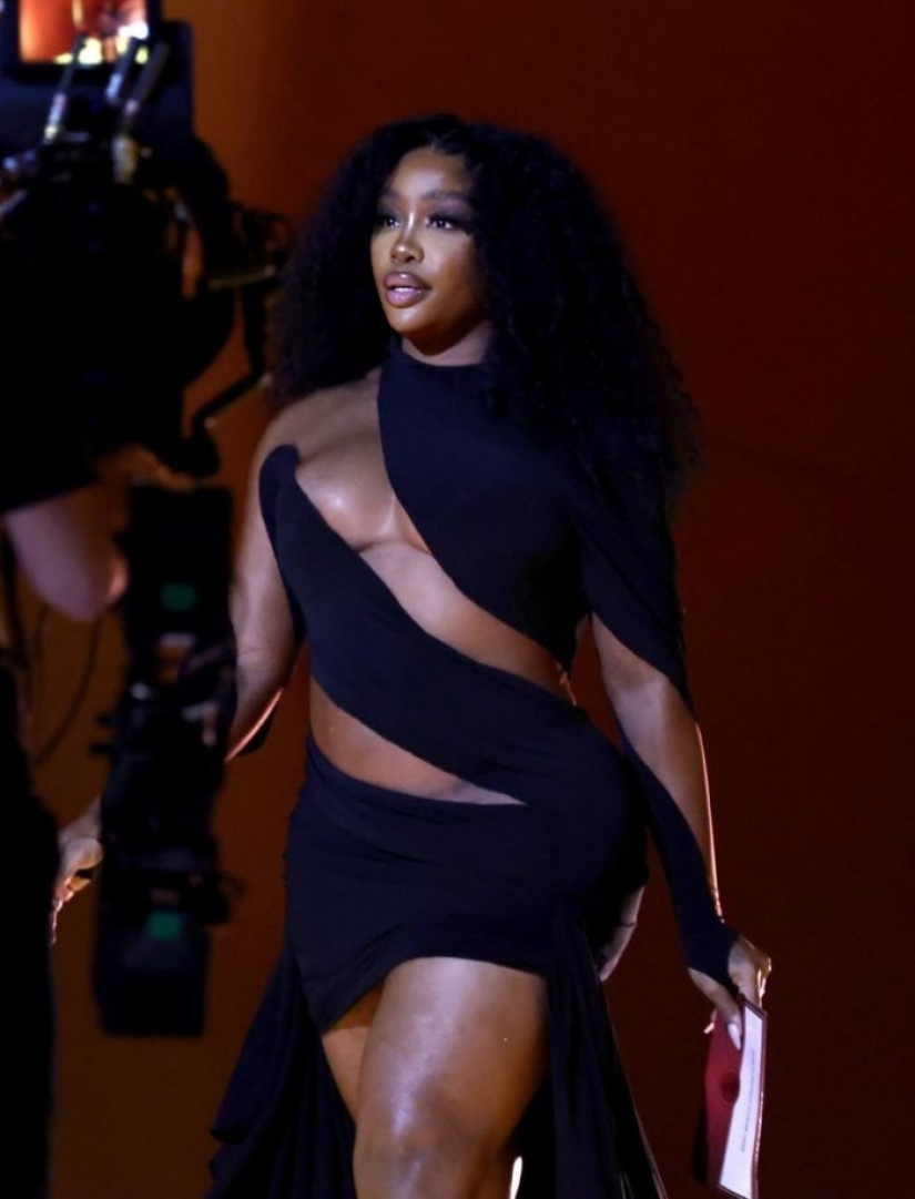 It's a shame when you see it: 9 famous girls who showed their fans in all their glory