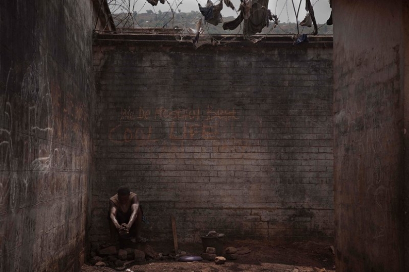 Jail for teenagers in Sierra Leone: this is where the real hell is! Jail for teenagers in Sierra Leone: this is where the real hell is!