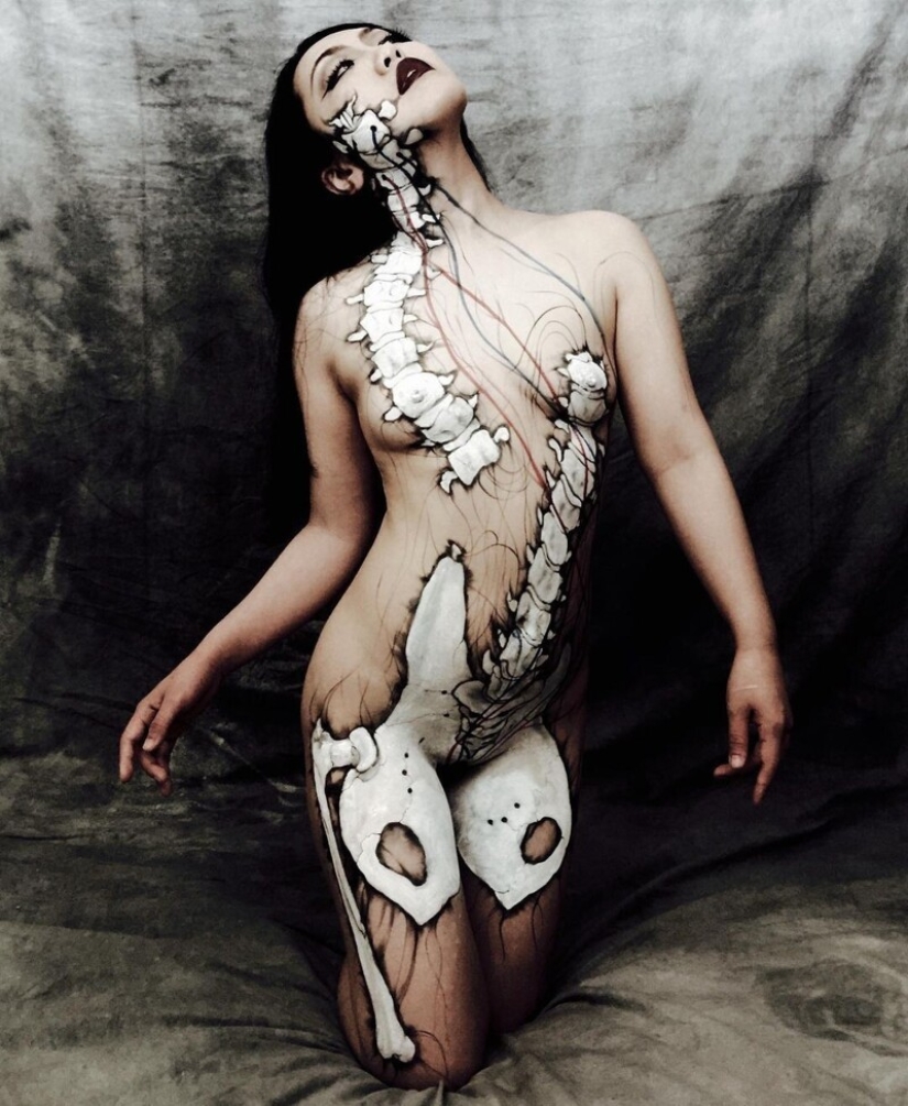 Japanese body art from the Hook Azuma: painting in ink on female bodies