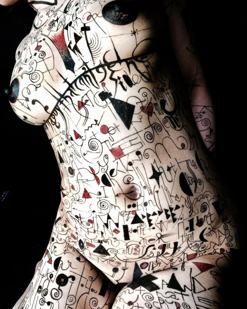 Japanese body art from the Hook Azuma: painting in ink on female bodies