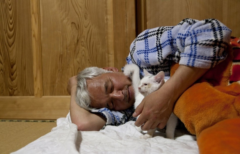 Japanese man returns to Fukushima contaminated area to feed abandoned animals