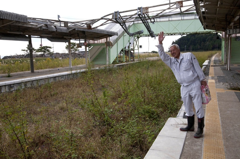 Japanese man returns to Fukushima contaminated area to feed abandoned animals