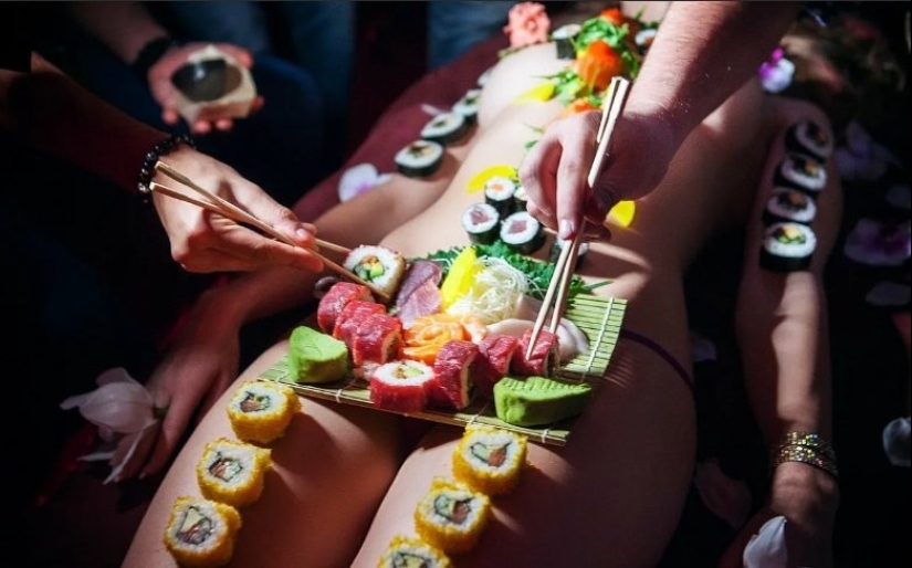 Japonés exótico "netaymori": sushi del cuerpo de una hermosa geisha