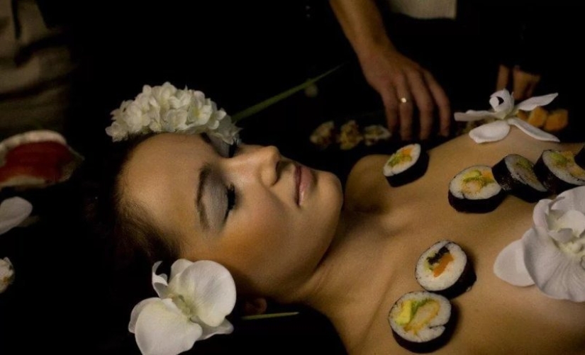 Japonés exótico "netaymori": sushi del cuerpo de una hermosa geisha