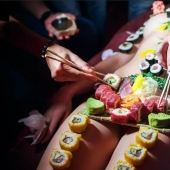 Japonés exótico "netaymori": sushi del cuerpo de una hermosa geisha Japonés exótico "netaymori": sushi del cuerpo de una hermosa geisha