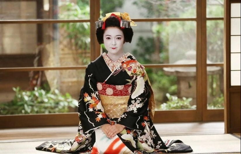 Japonés exótico "netaymori": sushi del cuerpo de una hermosa geisha