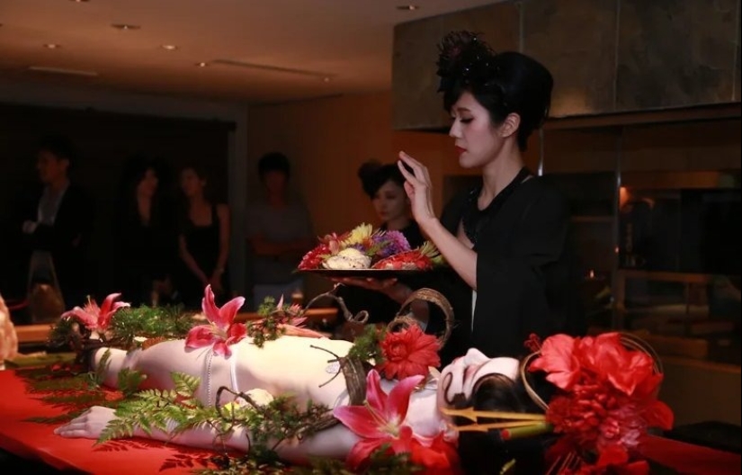 Japonés exótico "netaymori": sushi del cuerpo de una hermosa geisha