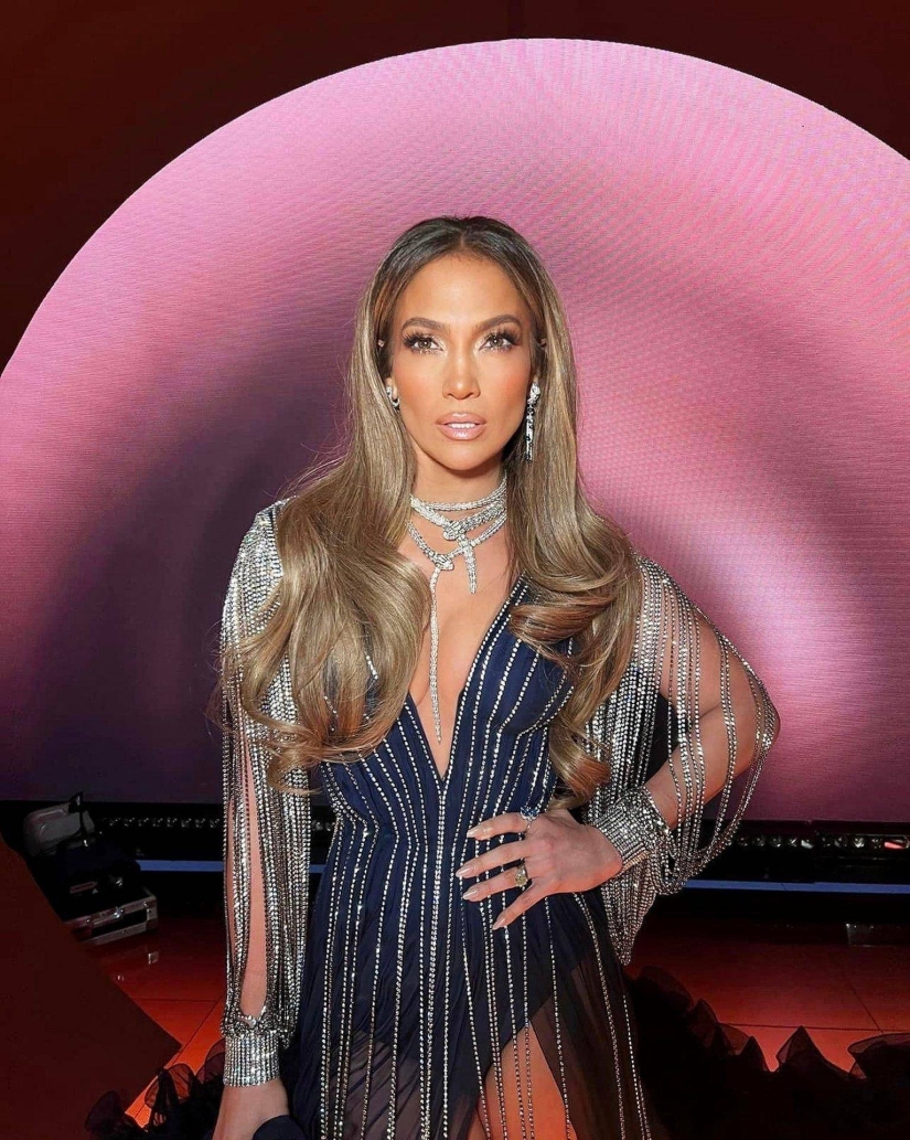 Jennifer Lopez in Gucci dress and Bvlgari jewelry at the 2023 Grammys