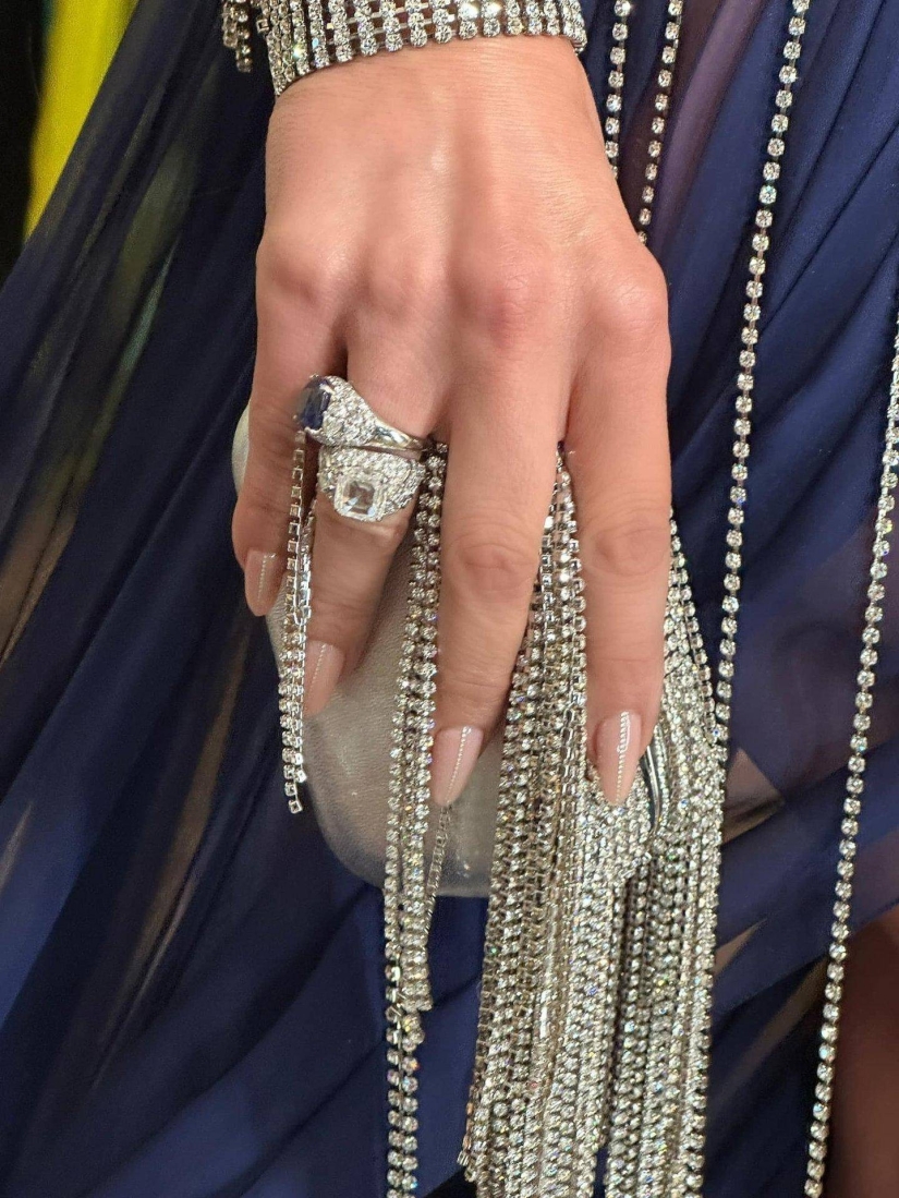 Jennifer Lopez in Gucci dress and Bvlgari jewelry at the 2023 Grammys