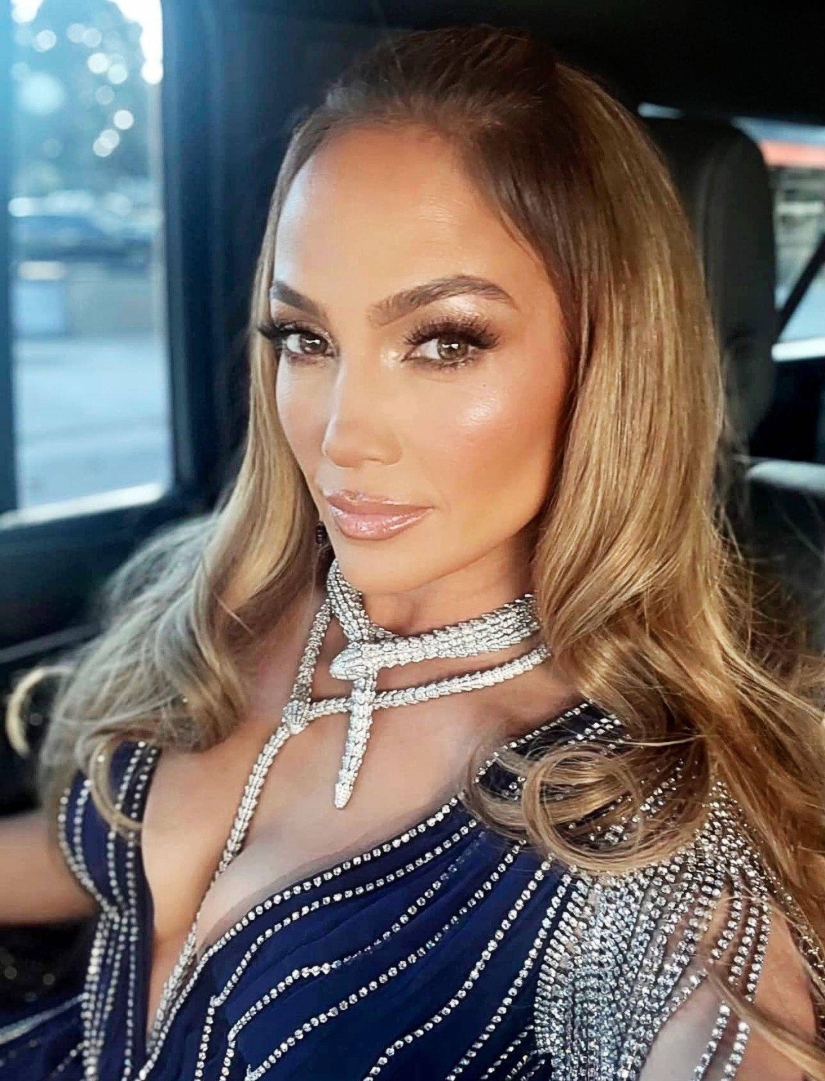 Jennifer Lopez in Gucci dress and Bvlgari jewelry at the 2023 Grammys