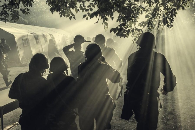 Jóvenes patriotas húngaros en un campamento militar