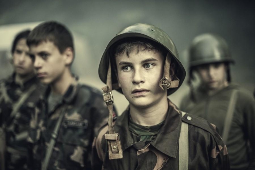 Jóvenes patriotas húngaros en un campamento militar