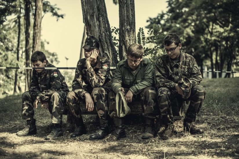 Jóvenes patriotas húngaros en un campamento militar