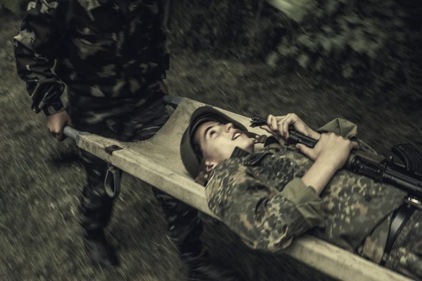 Jóvenes patriotas húngaros en un campamento militar