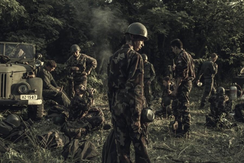 Jóvenes patriotas húngaros en un campamento militar