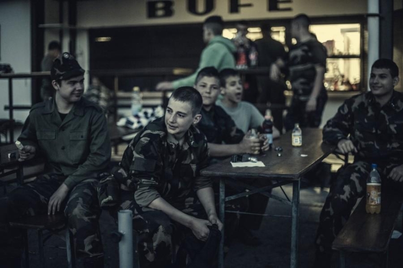 Jóvenes patriotas húngaros en un campamento militar