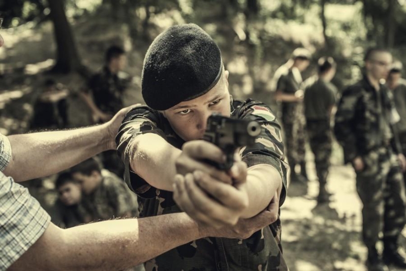 Jóvenes patriotas húngaros en un campamento militar