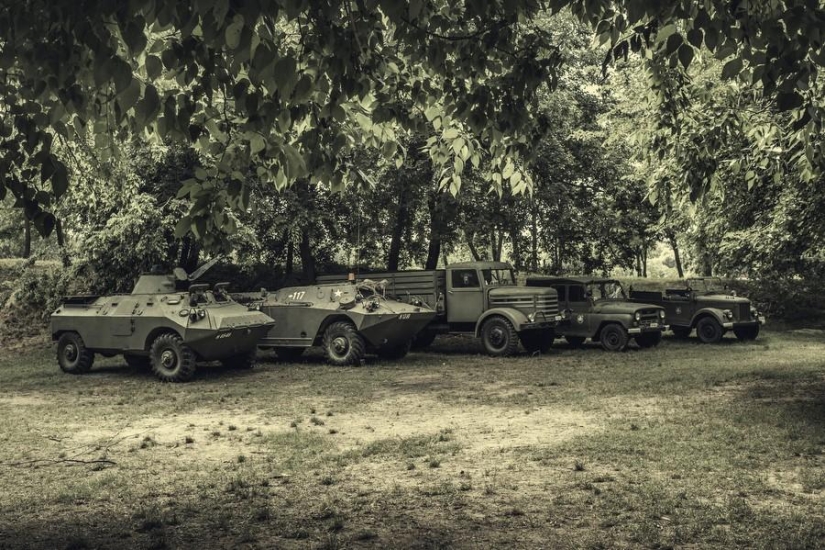 Jóvenes patriotas húngaros en un campamento militar