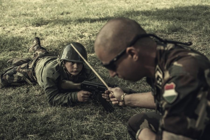 Jóvenes patriotas húngaros en un campamento militar