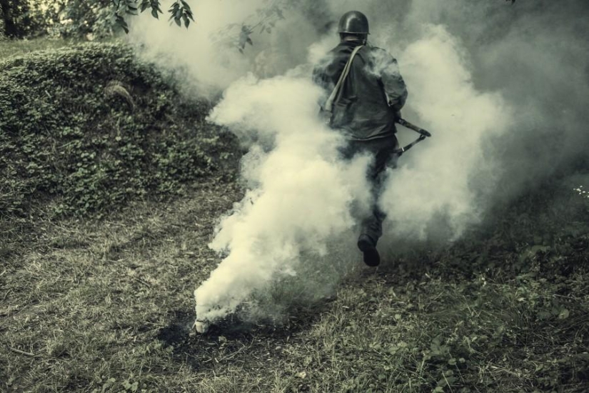 Jóvenes patriotas húngaros en un campamento militar