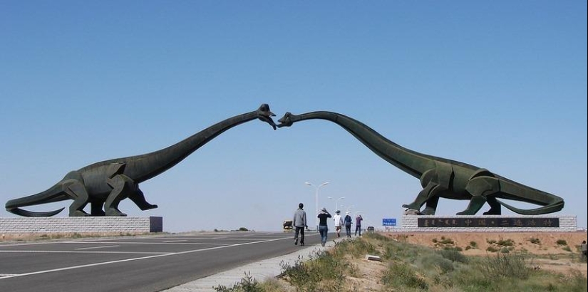 Kissing dinosaurs of Eren Hot in China Kissing dinosaurs of Eren Hot in China
