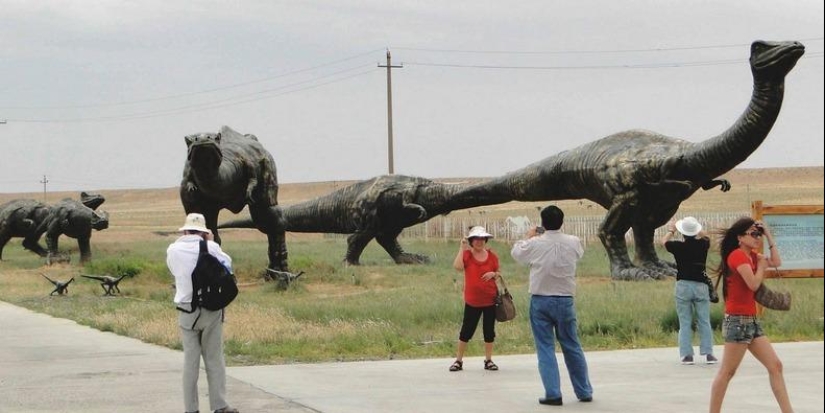 Kissing dinosaurs of Eren Hot in China Kissing dinosaurs of Eren Hot in China