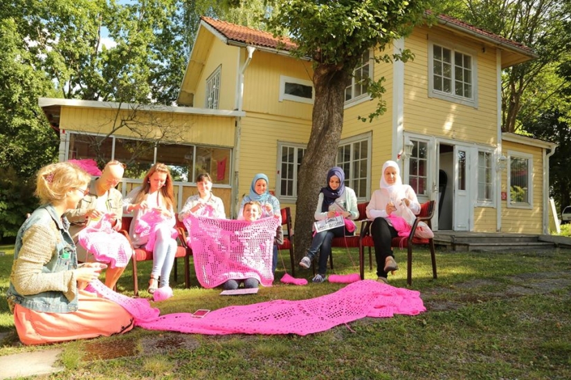 Knitted pink house in Finland is the work of skillful hands of a Polish designer