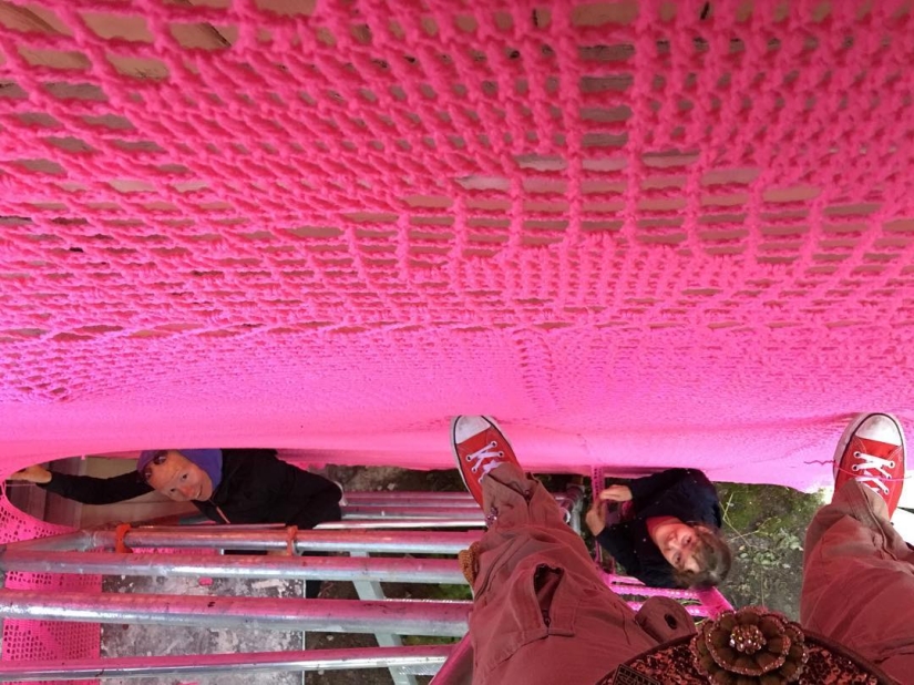 Knitted pink house in Finland is the work of skillful hands of a Polish designer