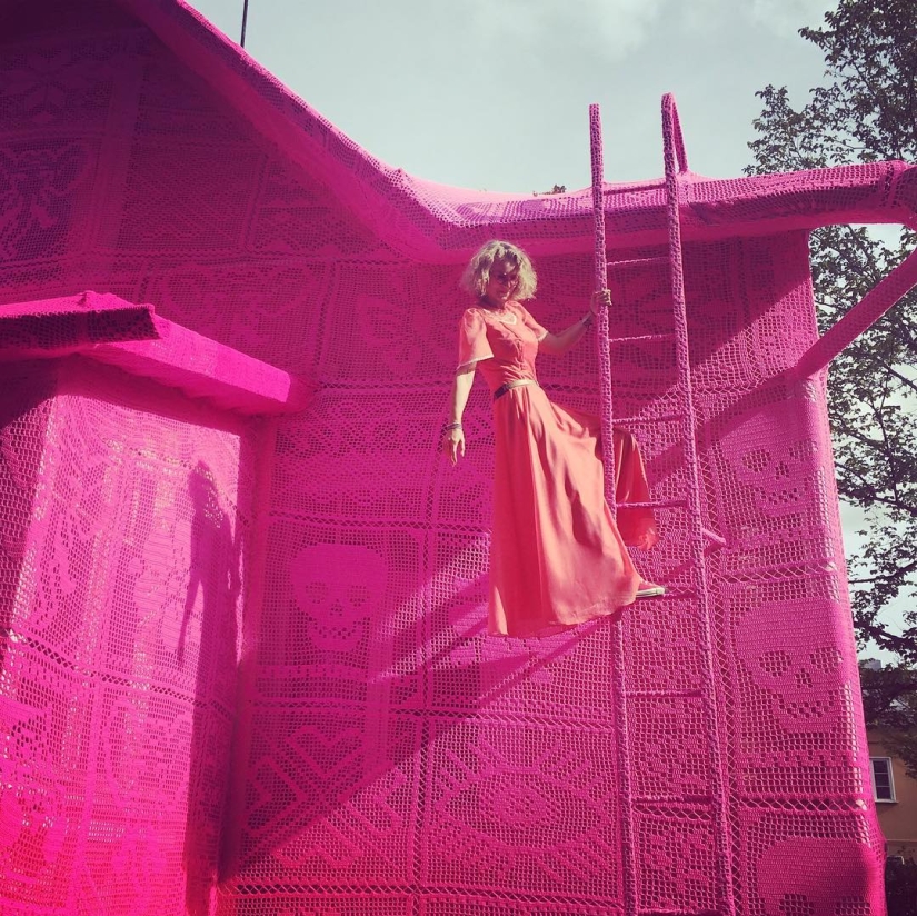 Knitted pink house in Finland is the work of skillful hands of a Polish designer